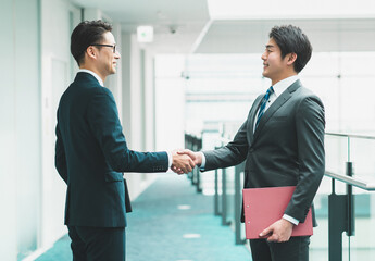 握手するビジネスマン【撮影協力：スカパー東京メディアセンター】