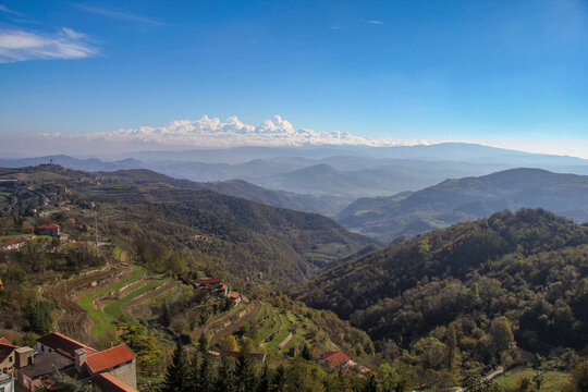 A view of the Ligurian Apennines with their verdant hills, forests and majestic mountain crests. The tranquil and inspiring landscape emphasises the beauty and harmony of Italian nature.