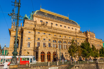 Obraz premium A grand, ornate building with sculptures and a rooftop statue, f
