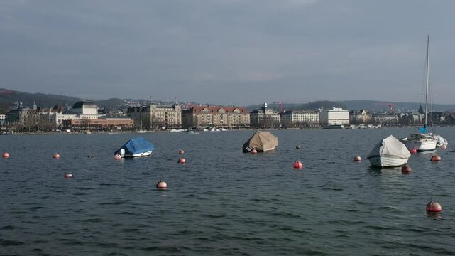 Ausblick auf den Z&uuml;richsee und die Z&uuml;rcher Seefeld Promenade, Winter in der Stadt Zuerich, Schweiz im Februar.