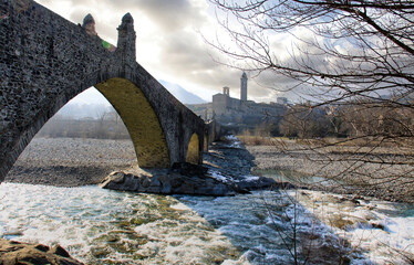 il Ponte Vecchio detto anche Ponte Gobbo o Ponte del Diavolo in pietra romanico nel borgo medievale di Bobbio in provincia di Piacenza in val Trebbia 
