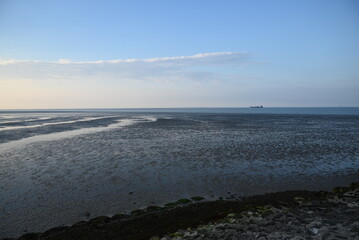Nordsee bei Ebbe mit Schiff