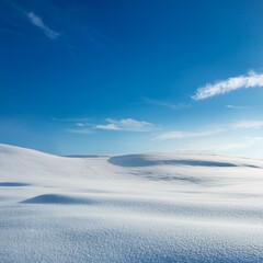  金の延べ棒と洗練されたテーブルセッティング 磨かれた金の延べ棒やコインが整然と並べられたテーブル上に、ぼかし加工されたシンプルな背景。上部や横に十分な余白を確保して、投資関連の情報やロ