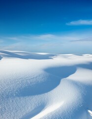  金の延べ棒と洗練されたテーブルセッティング 磨かれた金の延べ棒やコインが整然と並べられたテーブル上に、ぼかし加工されたシンプルな背景。上部や横に十分な余白を確保して、投資関連の情報やロ