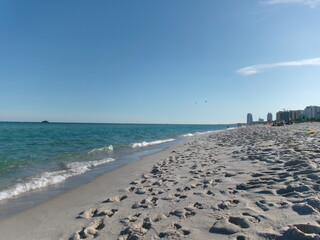 Obraz premium Miami Beach Coastline with Skyline and Clear Blue Skies 