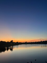 Obraz premium Stunning Miami Suburban Sunset with Vibrant Sky and Residential Landscape 