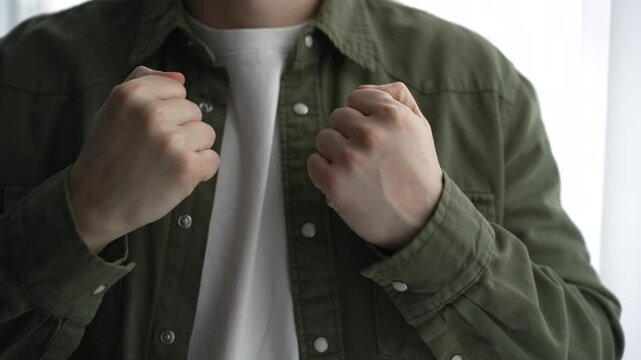 The man beats his chest with his hand to prove something and says it&rsquo;s me.
The guy hits himself on the chest with his fist.
Gesture THIS IS ME.
Prove, argue, me, you. dialogue