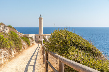 Phare du Cap d'Otranto, point de rencontre des mers Adriatique et Ionienne, au Sud d'Otranto, Italie