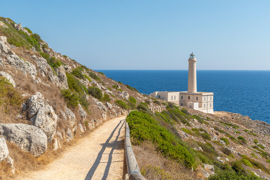 Phare du Cap d'Otranto, point de rencontre des mers Adriatique et Ionienne, au Sud d'Otranto, Italie