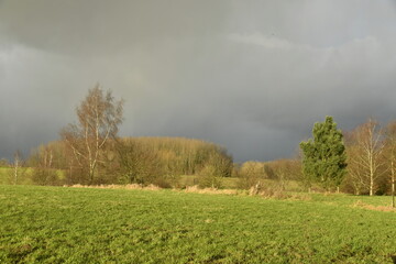 Paysage rural devant une giboul&eacute;e orageuse &agrave; &Eacute;caussinnes d'Enghien (Hainaut) 