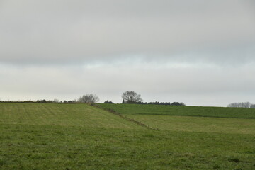 Arrivée d'une giboulée sur un paysage rural à Écaussinnes d'Enghien (Hainaut) 