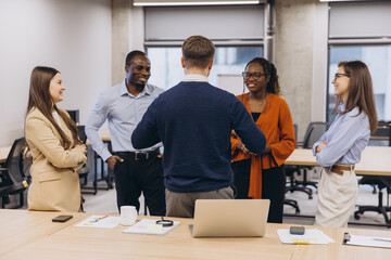 Obraz premium Professional team working together, exchanging creative insights during strategic planning session