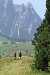 Couple en randonn&eacute;e dans les Dolomites