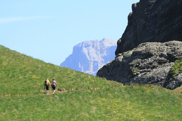 Passage de col pour un couple en randonn&eacute;e dans les Dolomites