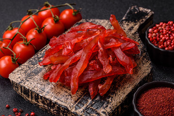 Dried chicken slices, jerky, with cherry or plum flavor, salt and spices