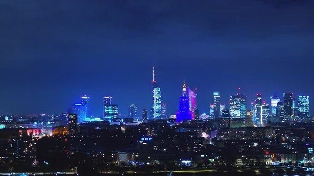 Warsaw&rsquo;s illuminated skyline&mdash;Świętokrzyski Bridge, Palac Kultury, and the city glowing in the dark.
