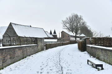 Route sous la neige pr&egrave;s du ch&acirc;teau m&eacute;di&eacute;val &agrave; &Eacute;caussinnes-l'Alaing (Hainaut) 