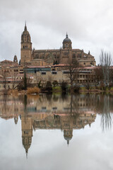Obraz premium Scenic View of Salamanca with Reflections in Water