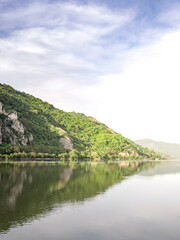 Obraz premium Mountain range with a lake in the foreground