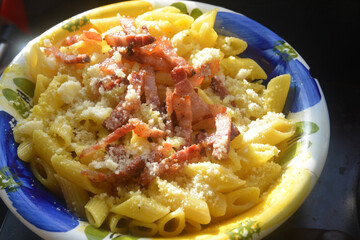 Carbonara, pennette con uova, pancetta parmigiano, pecorino e pepe
