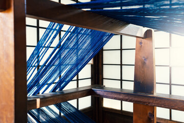 日本家屋の室内、反物を織る機織り器