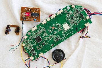 Elektronikteile Platine mit Mikrochip und Kondensatoren