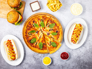 Comida rápida americana, pizza, hamburguesa, hotdog, papas fritas