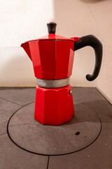 Italienischer Espressokocher aus Aluminium . Italian espresso maker made of aluminium