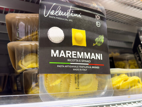 Maremmane ricotta e spinaci pasta packaging in grocery store display
