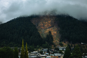 Clouds in the top of a mountain.