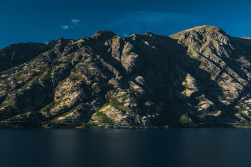 Naklejka premium Mountains on the side of a lake in new Zealand.