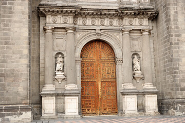 Obraz premium entrance to the cathedral