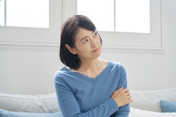 女性　50代　考える　リビング