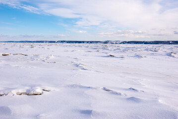 Obraz premium Winter landscape of the iced st Lawrence river in front of Neuville (Neuville, Québec, Canada)
