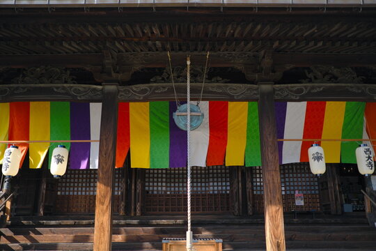 西大寺本堂の賽銭箱と鰐口