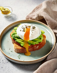 Tostada con aguacate y huevo