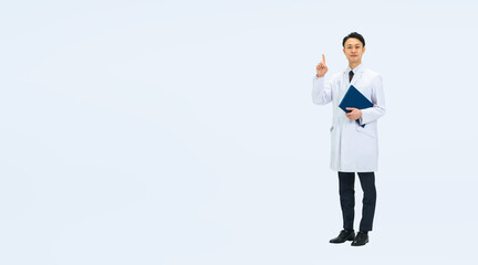 おすすめする白衣を着たミドル男性の全身写真　医師　科学者　研究者（切り抜き背景透過PNGも販売しております。作成者リンクから「PNG」で検索してください）