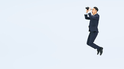 双眼鏡を持ってジャンプするミドル男性ビジネスパーソンの全身写真（切り抜き背景透過PNGも販売しております。作成者リンクから「PNG」で検索してください）