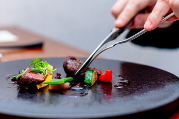 テーブルマナー 肉料理