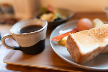 トーストとコーヒーを飲む朝食	