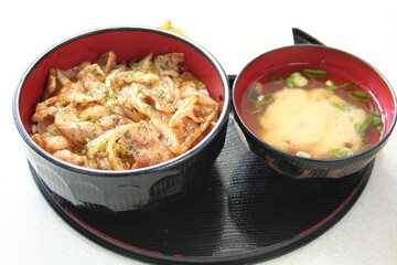 生姜焼き丼と味噌汁