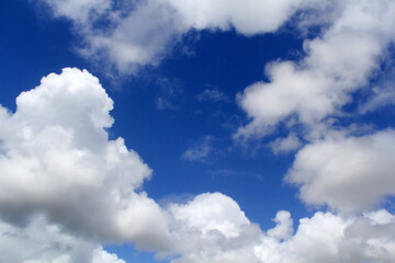 Obraz premium Bright blue sky filled with fluffy white clouds background