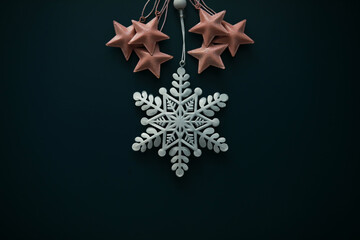 Fototapeta premium Elegant Pink Stars and White Snowflake Christmas Decoration Against Dark Background