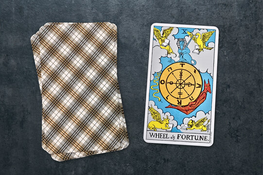 La carte de la Roue de Fortune dans le tarot symbolise le destin, les cycles de la vie, le changement, la chance et les opportunit&eacute;s.
