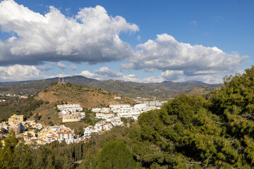 Obraz premium Photo of the streets of the city of Malaga in Spain showing an aerial view of the city centre with rows of apartment blocks and mountains in the background on a sunny day in the month of January