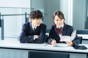 教室で自習する学生【撮影協力:スカパー東京メディアセンター】