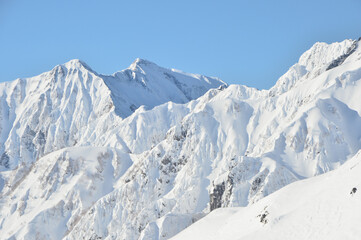 八方尾根から望む厳冬期の鹿島槍ヶ岳への稜線