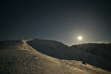 雪明りが雪面を照らす厳冬の八方尾根