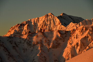 厳冬の北アルプス八方尾根から望む屋島槍ヶ岳のモルゲンロート