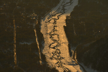 空から見た朝日に輝く冬の河川